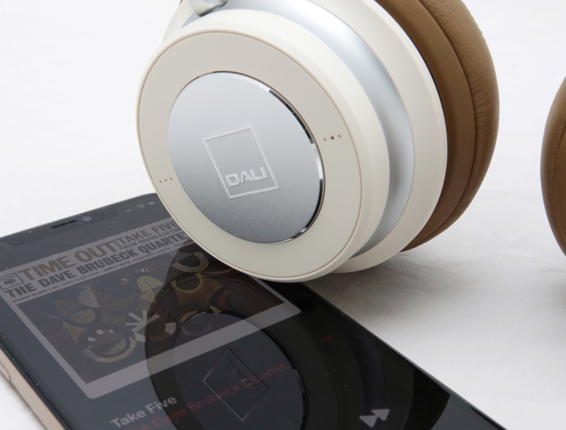 Dali iO-6 wireless noise cancelling headphones