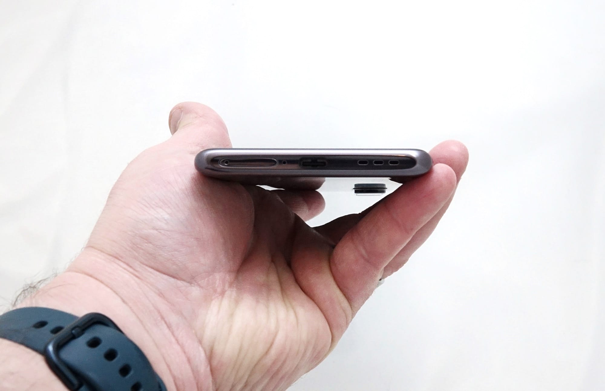 Holding the Oppo Find X2 Pro