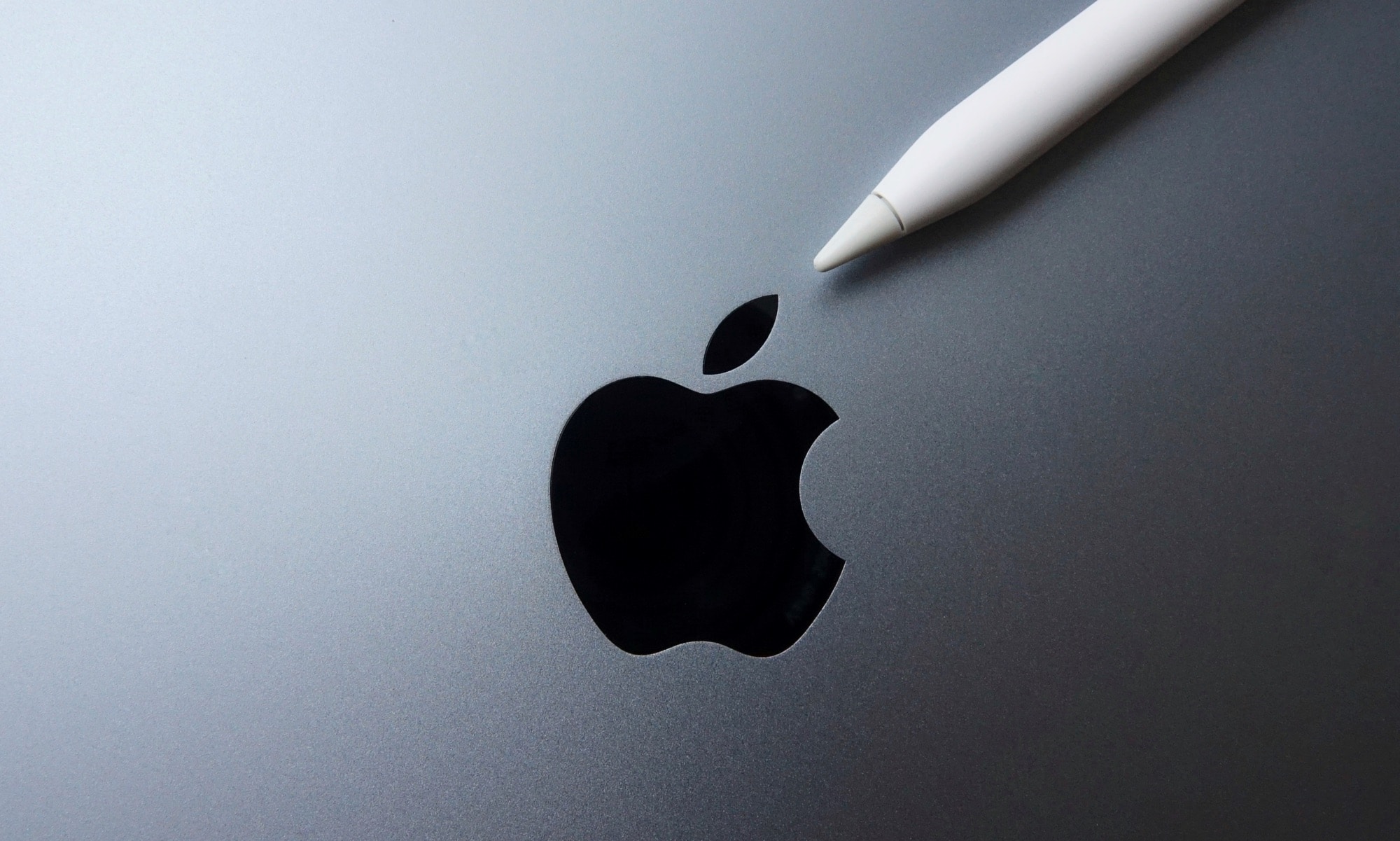 Apple logo on the back of the iPad 2020 with the Apple Pencil