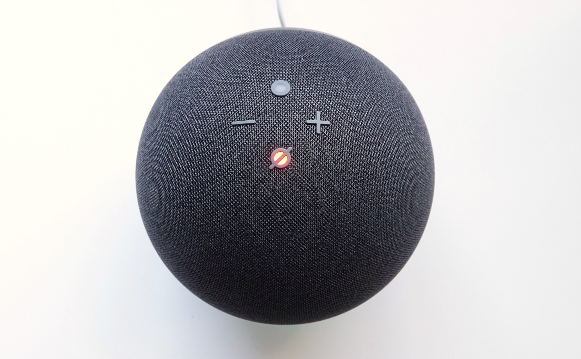 Switching off the mic on the Echo 4 gives you a red light both at the top and bottom, just to make itself clear.