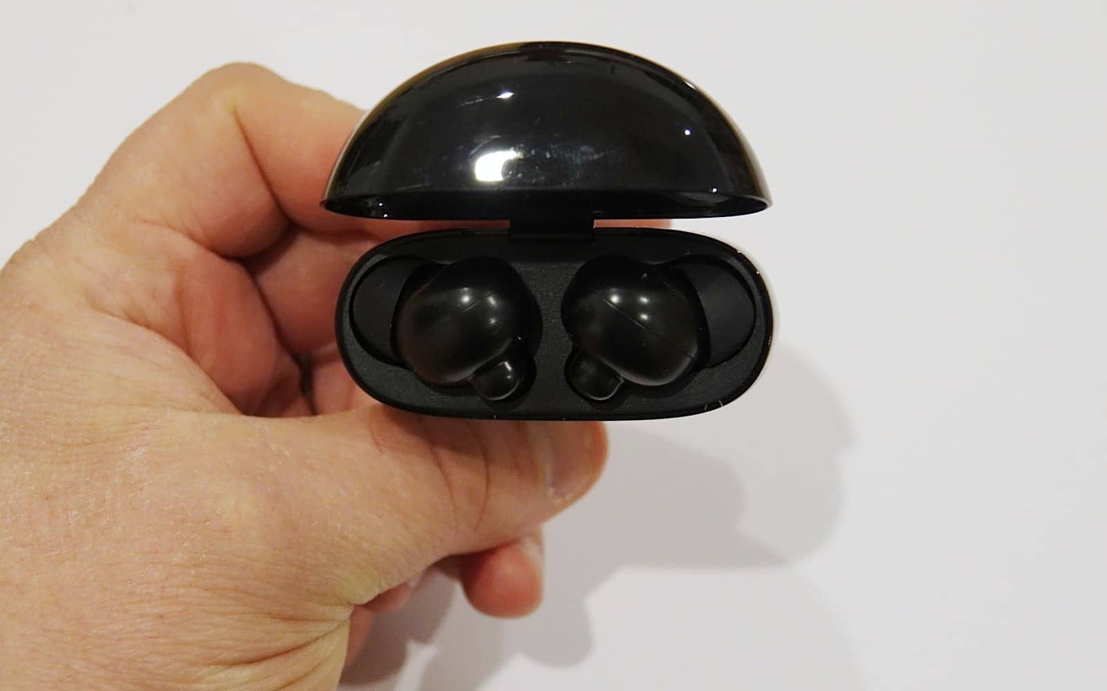 Opening the battery case of the Realme Buds Air Pro