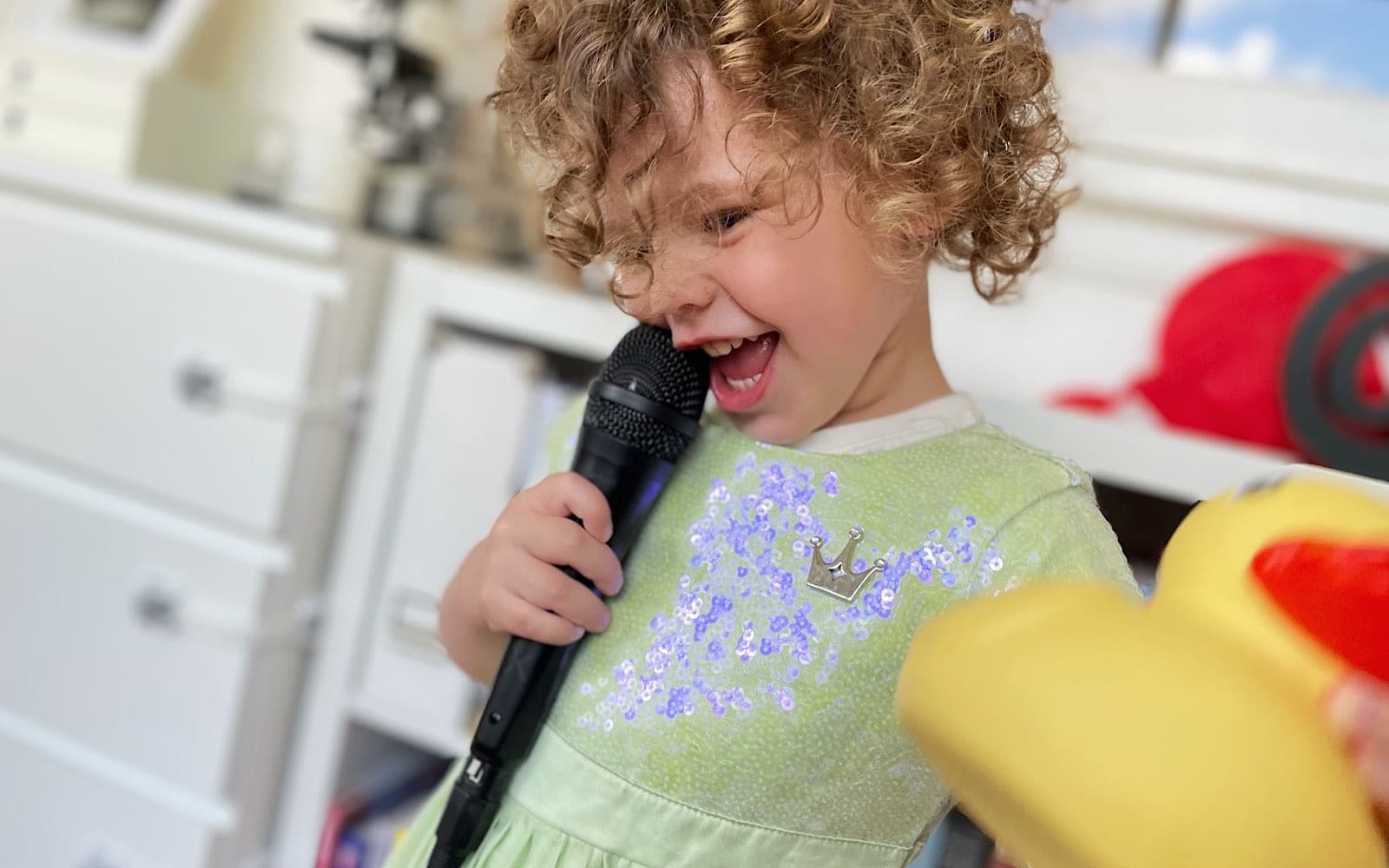 Emma singing with the BlueAnt X5 speaker