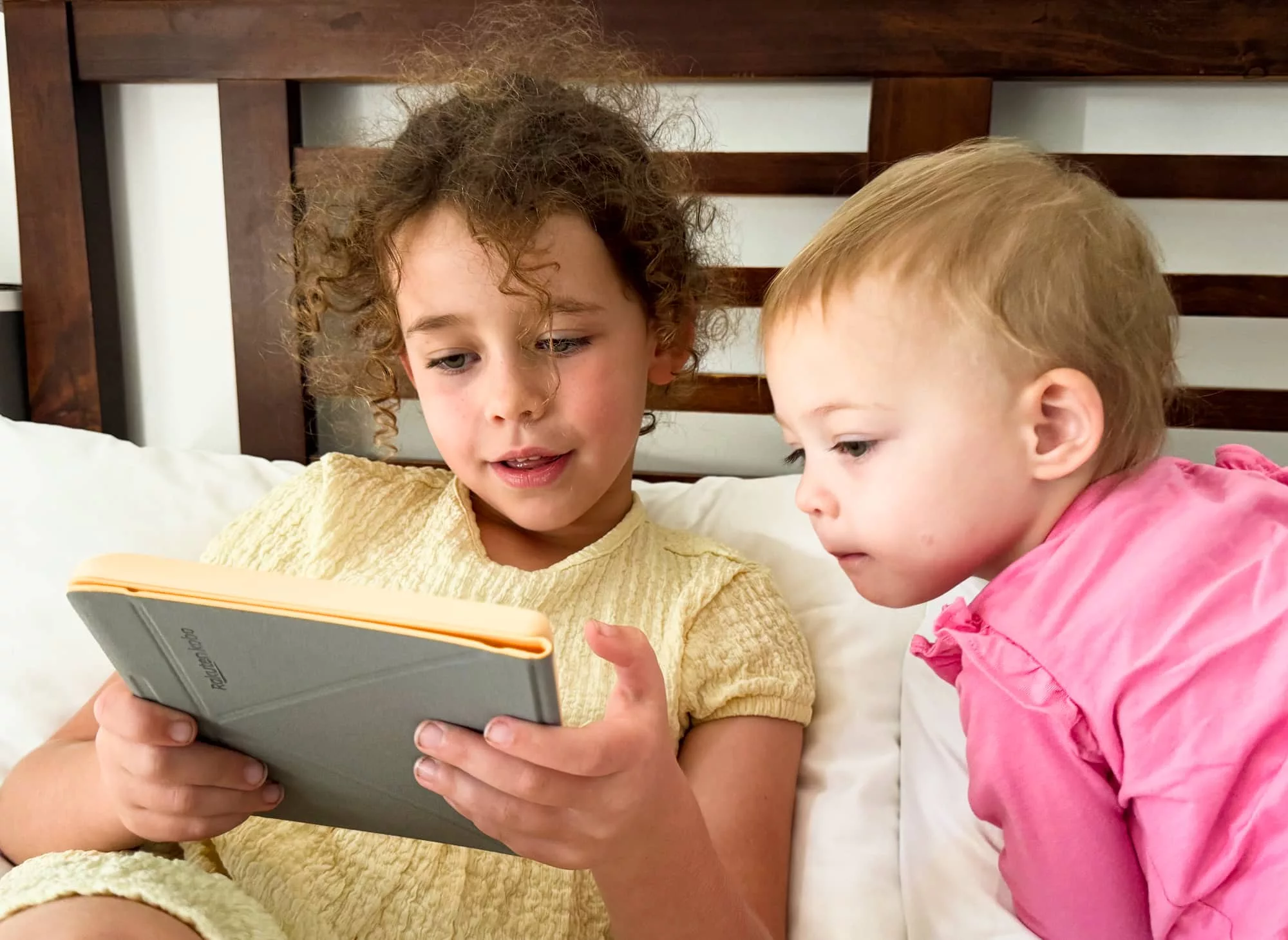 Ms 6 reads to Ms 2 using the Kobo Libra Colour.