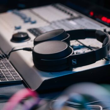 Sennheiser’s HDR 480 cans keep sound in where you need it